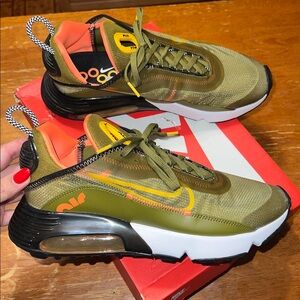 Nike Air Max 2090 W11/M9.5 Olive